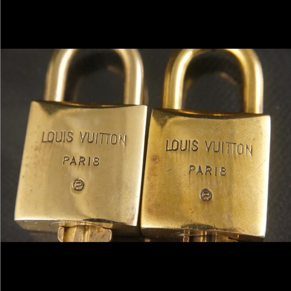 *FIRM* Authentic Louis Vuitton Vintage Lock and Key Set - Picture 3 of 13